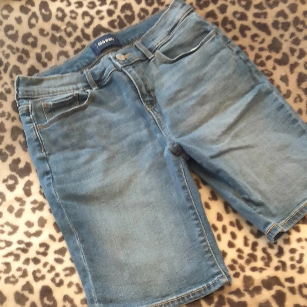 NWOT Old Navy Light Blue Wash Jean Shorts Size 14